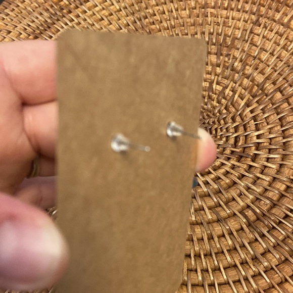 Fun and sassy earrings - Picture 3 of 3